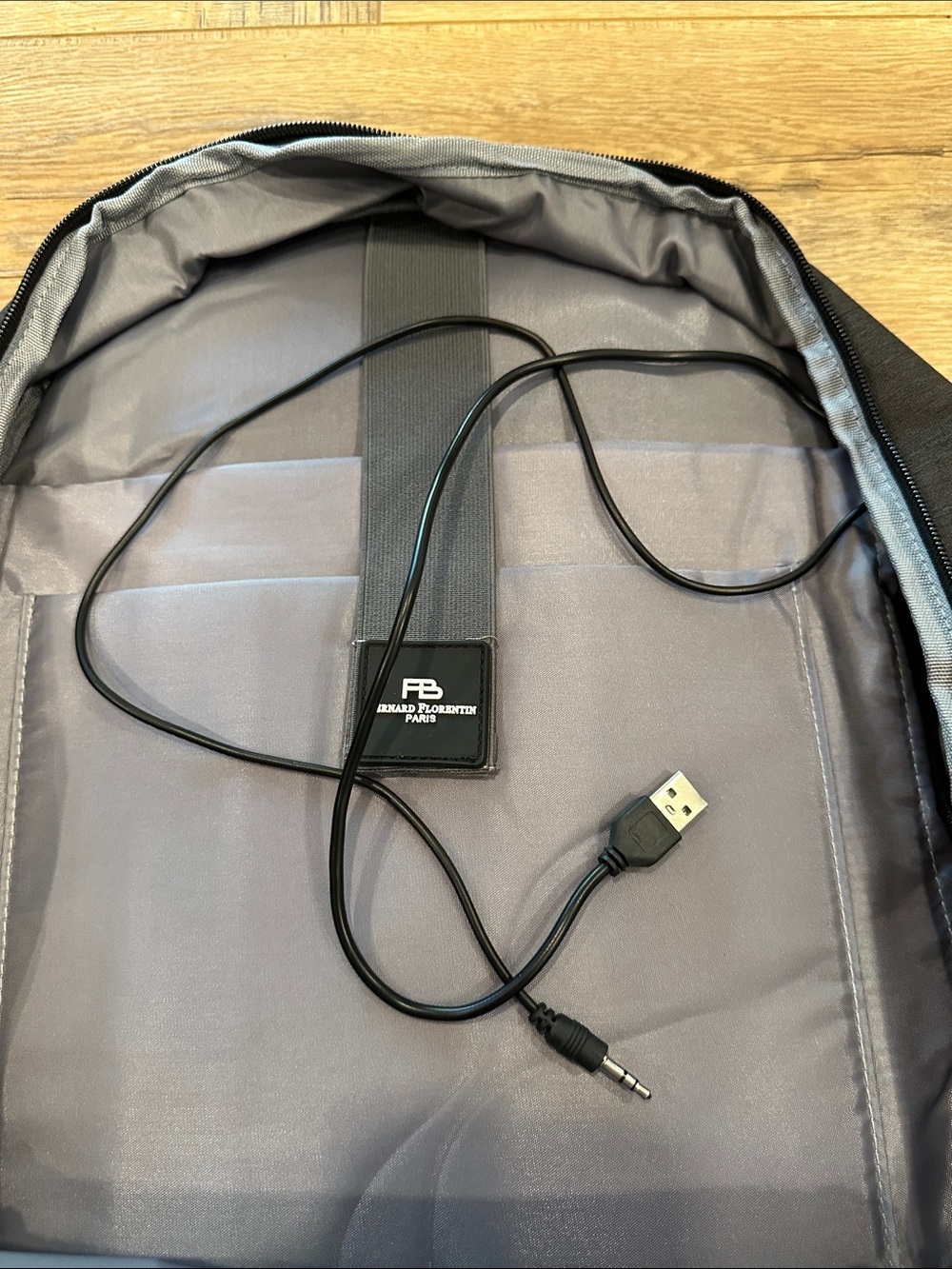 Black Men's Travel Backpack with UAE Emblem - Picture 10 of 10